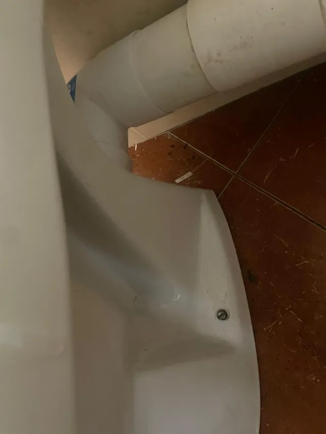 Raccord entre la cuvette et le tuyau d'évacuation en PVC