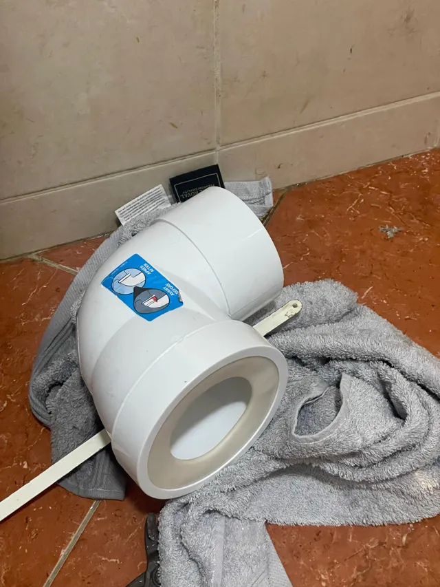 Pipe de raccordement de WC neuve posée au sol