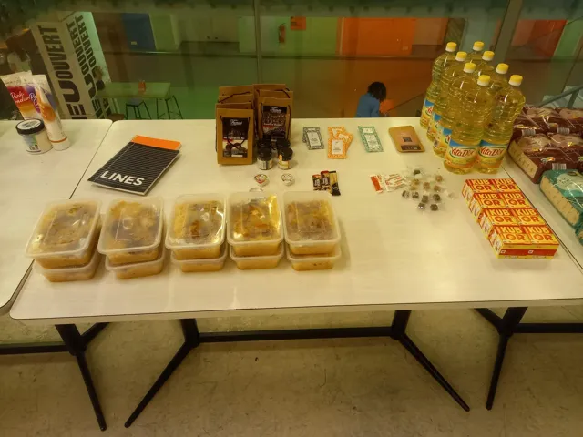 Table de distribution d'une épicerie solidaire : plats, huile et denrées