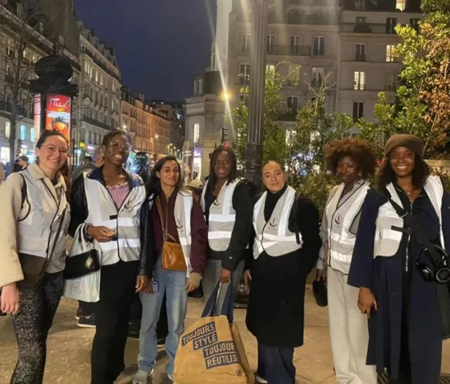 L'équipe de bénévoles en gilets, de nuit