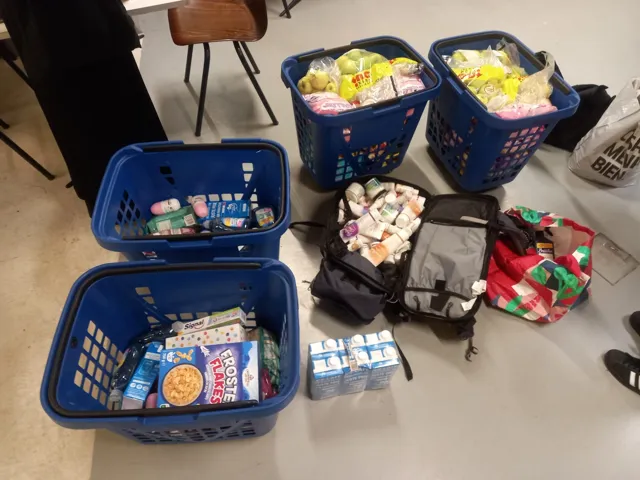 Paniers de denrées et sacs préparés pour une distribution